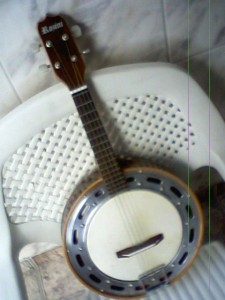 Meu banjo em sua forma original. Hoje ele já passou por 